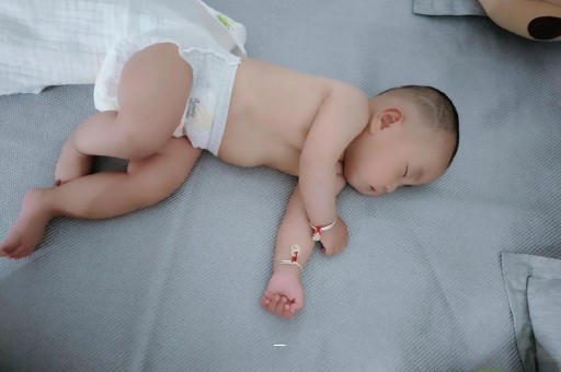 国内私人代生孩子晚上睡觉突然发烧